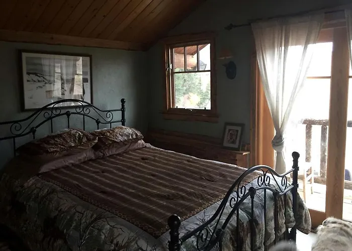 Rustic Riverside With Hot Tub In Dubois, Wyoming Holiday home